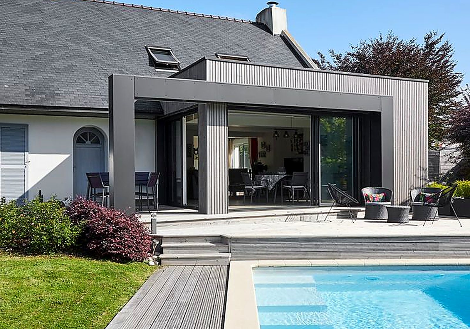 Extension contemporaine accolée à une maison existante