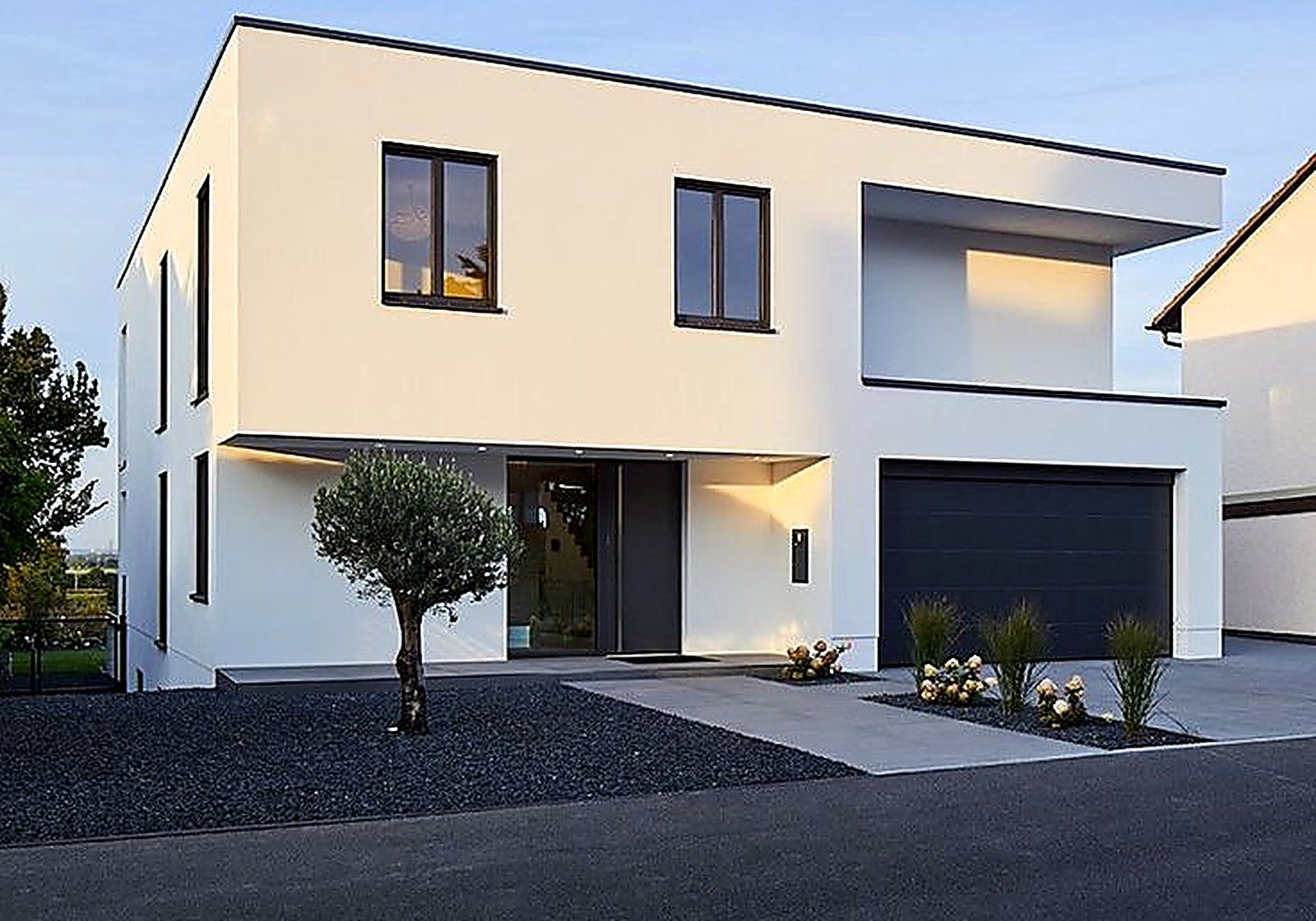 Maison neuve à étage, volume contemporain à toit plat et enduit blanc